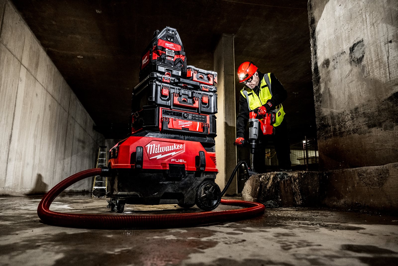 Aspirator, clasa M M18 FUEL AC/DC cu VACLINK Milwaukee M18 ONEF2VC34M-0 - in utilizare 3