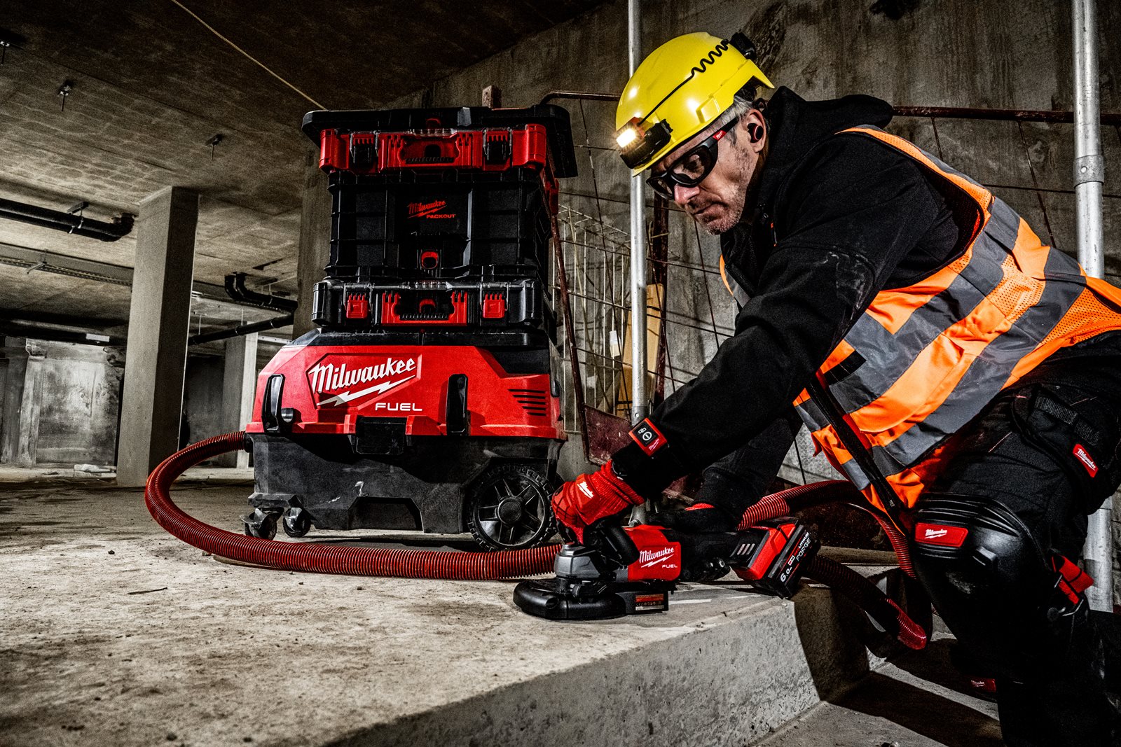 Aspirator, clasa M M18 FUEL AC/DC cu VACLINK Milwaukee M18 ONEF2VC34M-0 - in utilizare 4