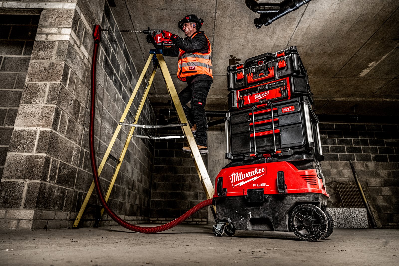 Aspirator, clasa M M18 FUEL AC/DC cu VACLINK Milwaukee M18 ONEF2VC34M-0 - in utilizare 5