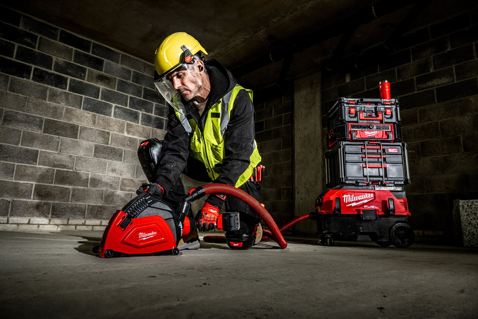 Aspirator, clasa M M18 FUEL AC/DC cu VACLINK Milwaukee M18 ONEF2VC34M-0 - in utilizare 6
