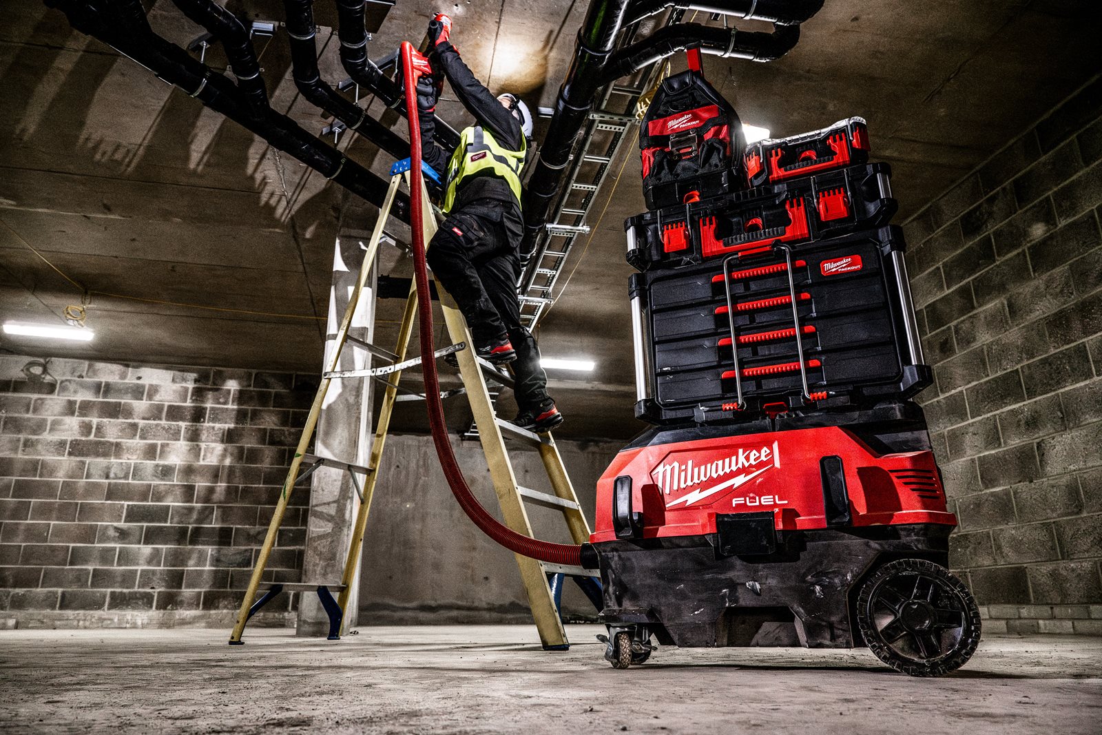 Aspirator, clasa M M18 FUEL AC/DC cu VACLINK Milwaukee M18 ONEF2VC34M-0 - in utilizare 9