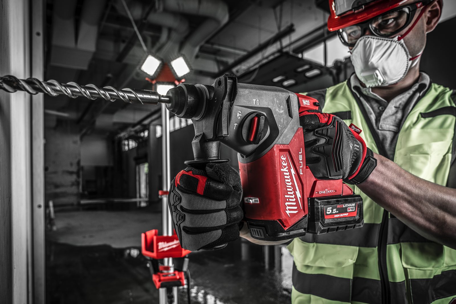Ciocan rotopercutor SDS-Plus 26 mm cu 4 funcții ONE-KEY M18 FUEL Milwaukee M18 ONEFH-0X - in utilizare 1