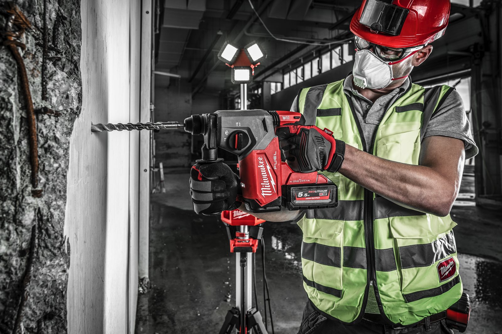 Ciocan rotopercutor SDS-Plus 26 mm cu 4 funcții ONE-KEY M18 FUEL Milwaukee M18 ONEFH-0X - in utilizare 2