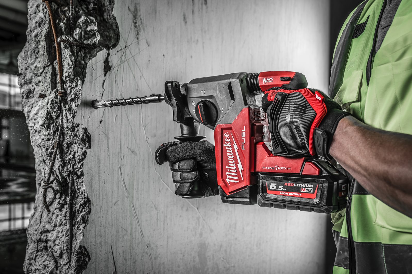 Ciocan rotopercutor SDS-Plus 26 mm cu 4 funcții ONE-KEY M18 FUEL Milwaukee M18 ONEFH-0X - in utilizare 3