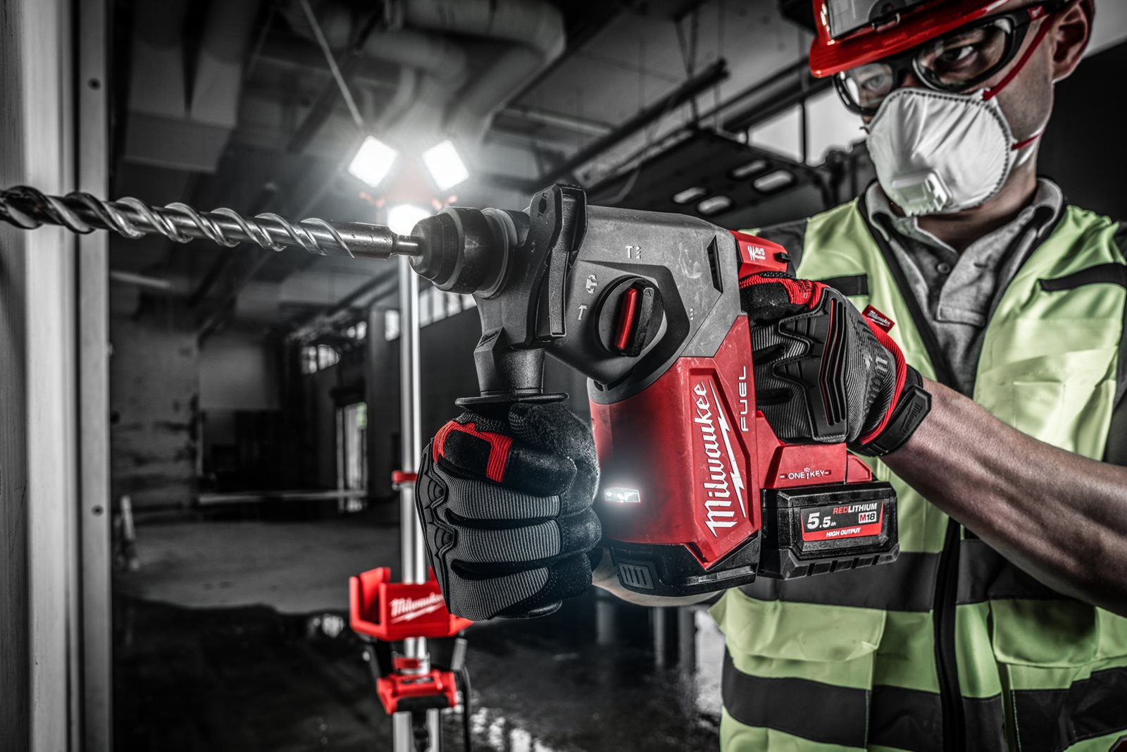 Ciocan rotopercutor SDS-Plus 26 mm cu 4 funcții ONE-KEY M18 FUEL Milwaukee M18 ONEFH-0X - in utilizare 5