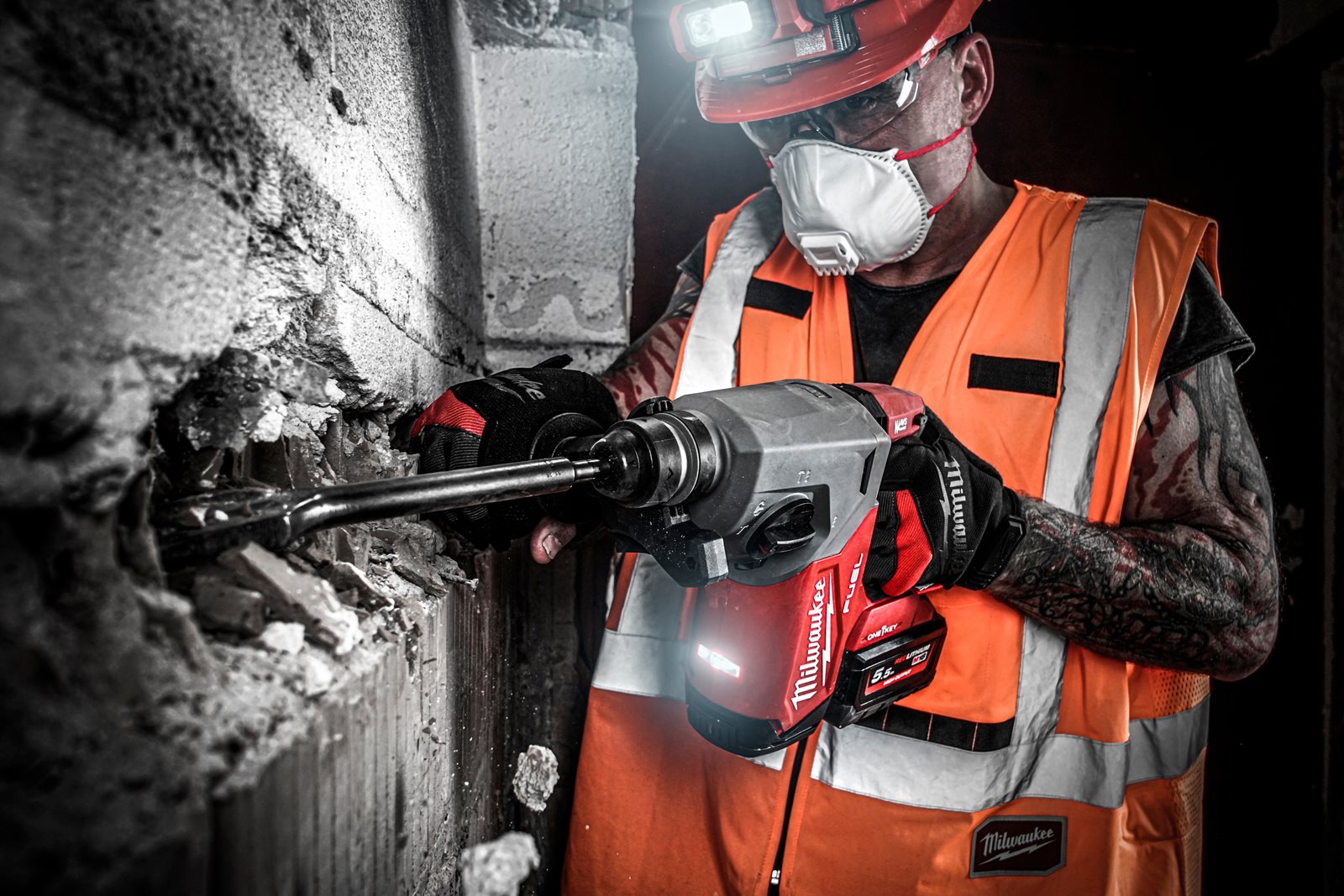 Ciocan rotopercutor SDS-Plus 26 mm cu 4 funcții ONE-KEY M18 FUEL Milwaukee M18 ONEFH-0X - in utilizare 6