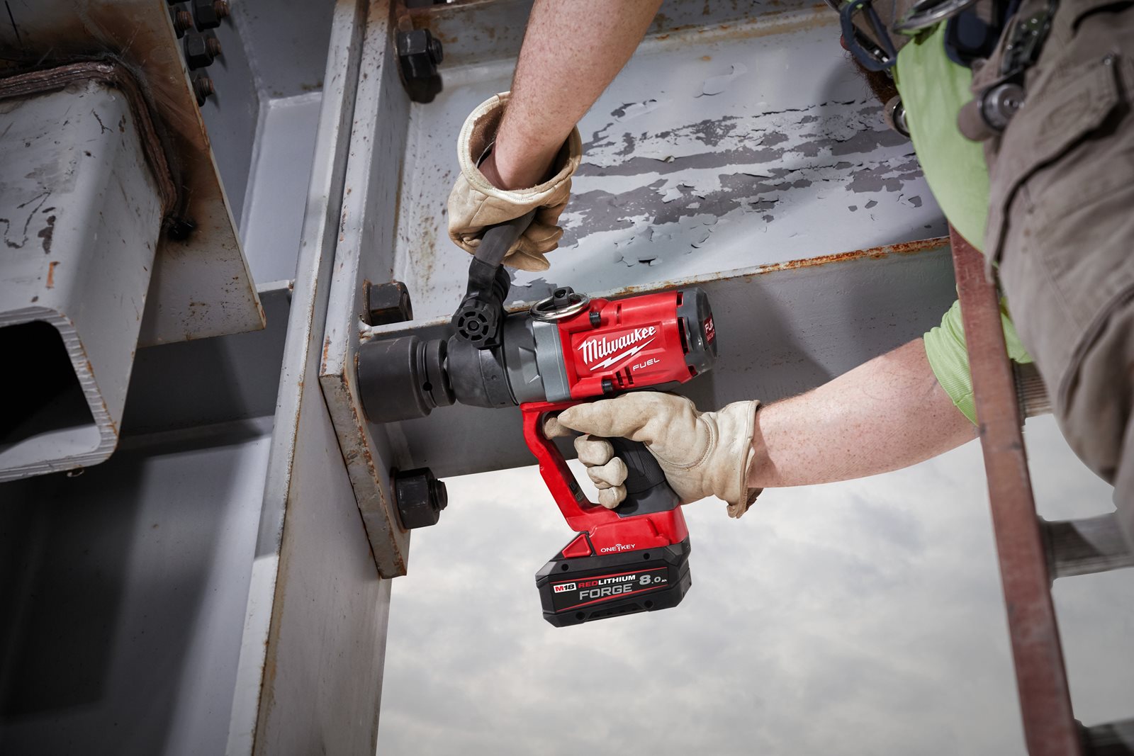 Cheie de impact 1" ONE-KEY M18 FUEL, cuplu ridicat și inel de fixare Milwaukee M18 ONEFHIWF1-0X 4933459732 - in utilizare 1