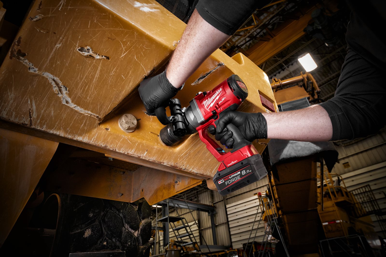 Cheie de impact 1" ONE-KEY M18 FUEL, cuplu ridicat și inel de fixare Milwaukee M18 ONEFHIWF1-0X 4933459732 - in utilizare 3