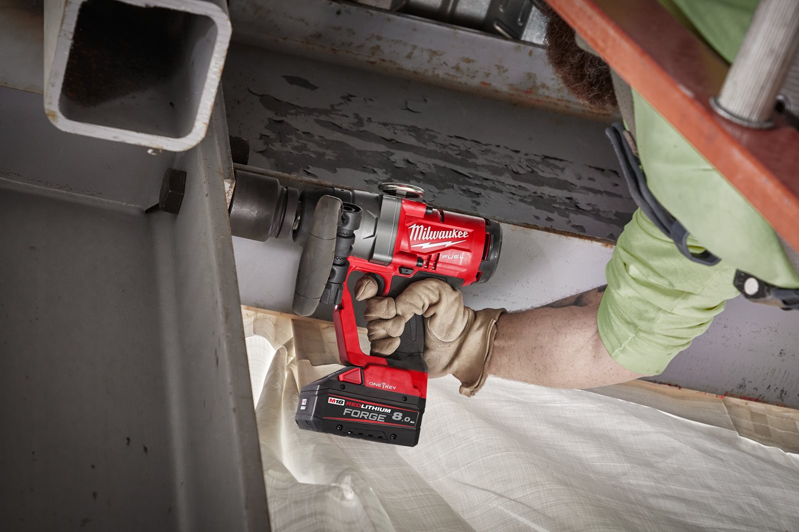 Cheie de impact 1" ONE-KEY M18 FUEL, cuplu ridicat și inel de fixare Milwaukee M18 ONEFHIWF1-0X 4933459732 - in utilizare 5