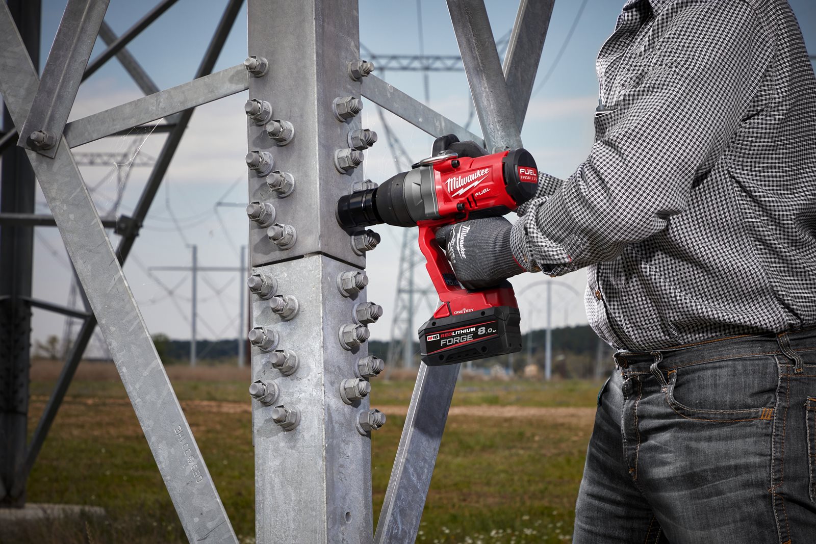 Cheie de impact 1" ONE-KEY M18 FUEL, cuplu ridicat și inel de fixare Milwaukee M18 ONEFHIWF1-0X 4933459732 - in utilizare 9