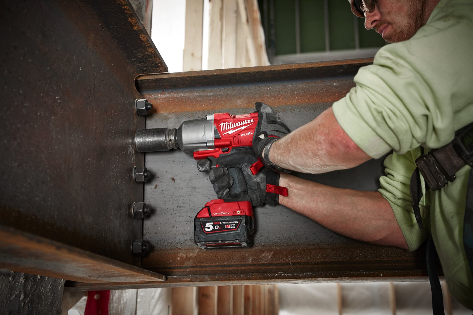 Cheie de impact 1/2" ONE-KEY M18 FUEL, cuplu ridicat și inel de fixare Milwaukee M18 ONEFHIWF12-0X 4933459726 - in utilizare 1