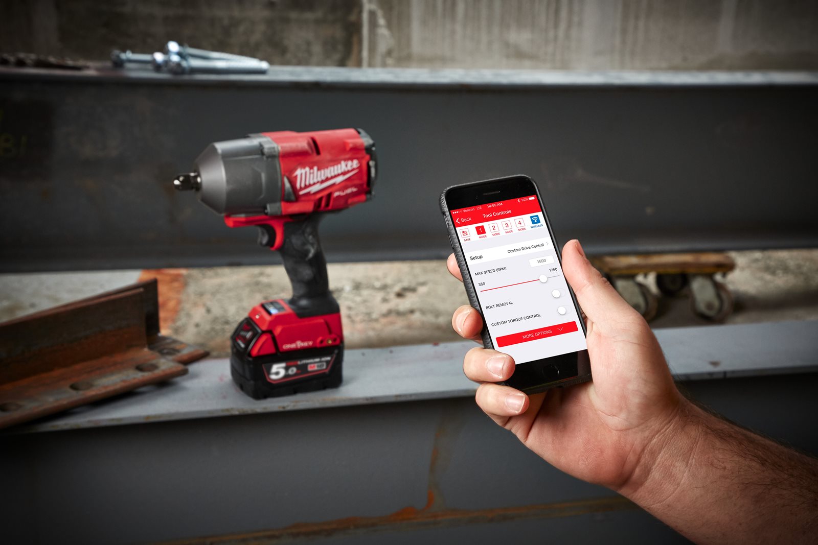 Cheie de impact 1/2" ONE-KEY M18 FUEL, cuplu ridicat și inel de fixare Milwaukee M18 ONEFHIWF12-0X 4933459726 - in utilizare 2