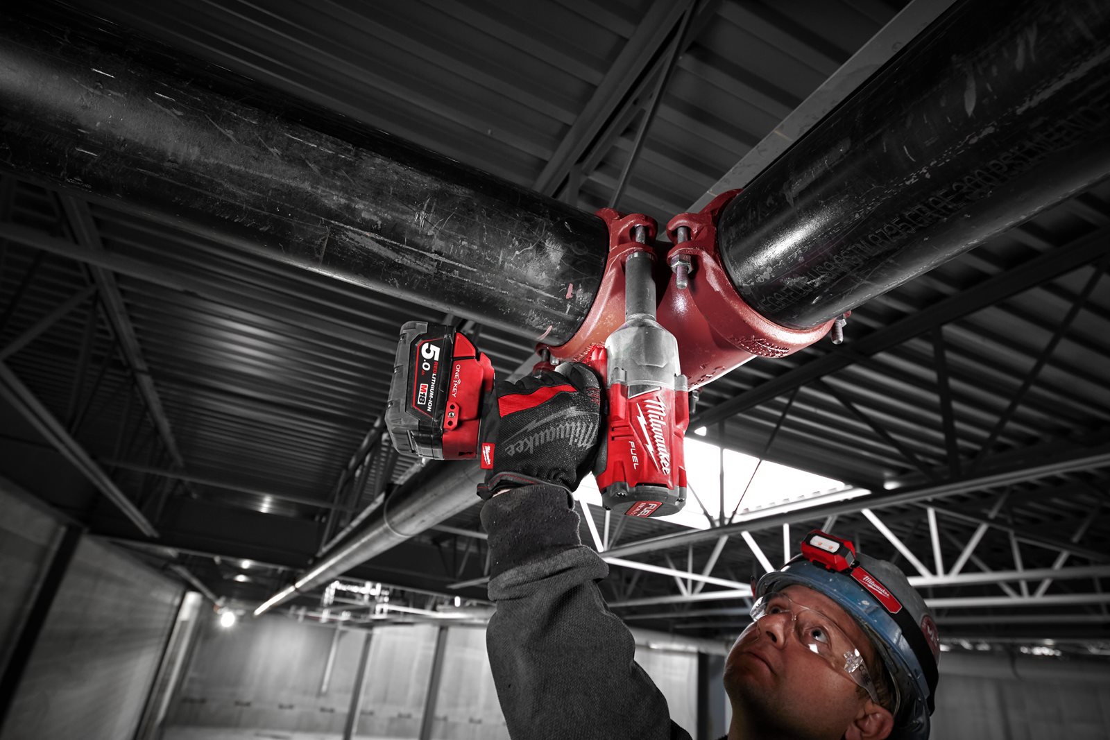Cheie de impact 1/2" ONE-KEY M18 FUEL, cuplu ridicat și inel de fixare Milwaukee M18 ONEFHIWF12-0X 4933459726 - in utilizare 3