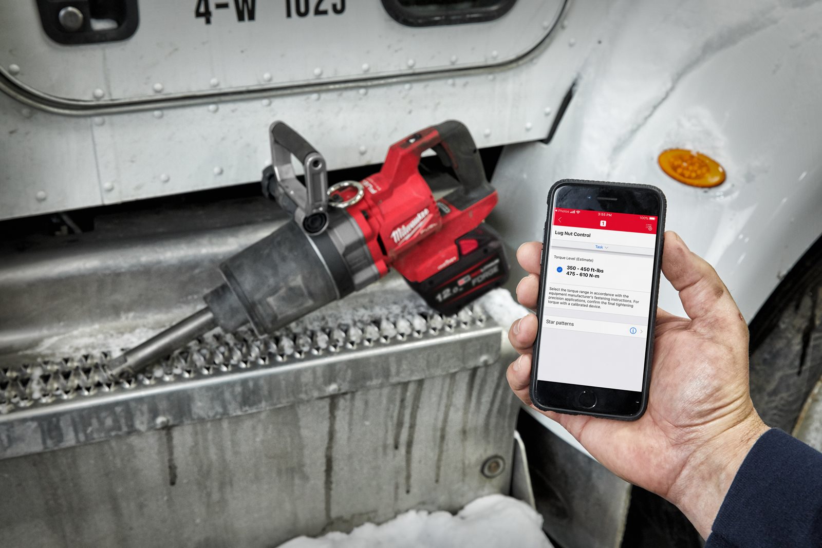 Cheie de impact 1" ONE-KEY M18 FUEL cu mâner-D, cuplu ridicat, inel de fixare și gât lung Milwaukee M18 ONEFHIWF1D-0C 4933471755 - in utilizare 10