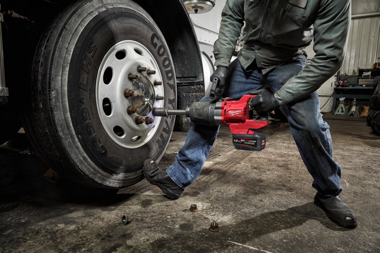 Cheie de impact 1" ONE-KEY M18 FUEL cu mâner-D, cuplu ridicat, inel de fixare și gât lung Milwaukee M18 ONEFHIWF1D-0C 4933471755 - in utilizare 2