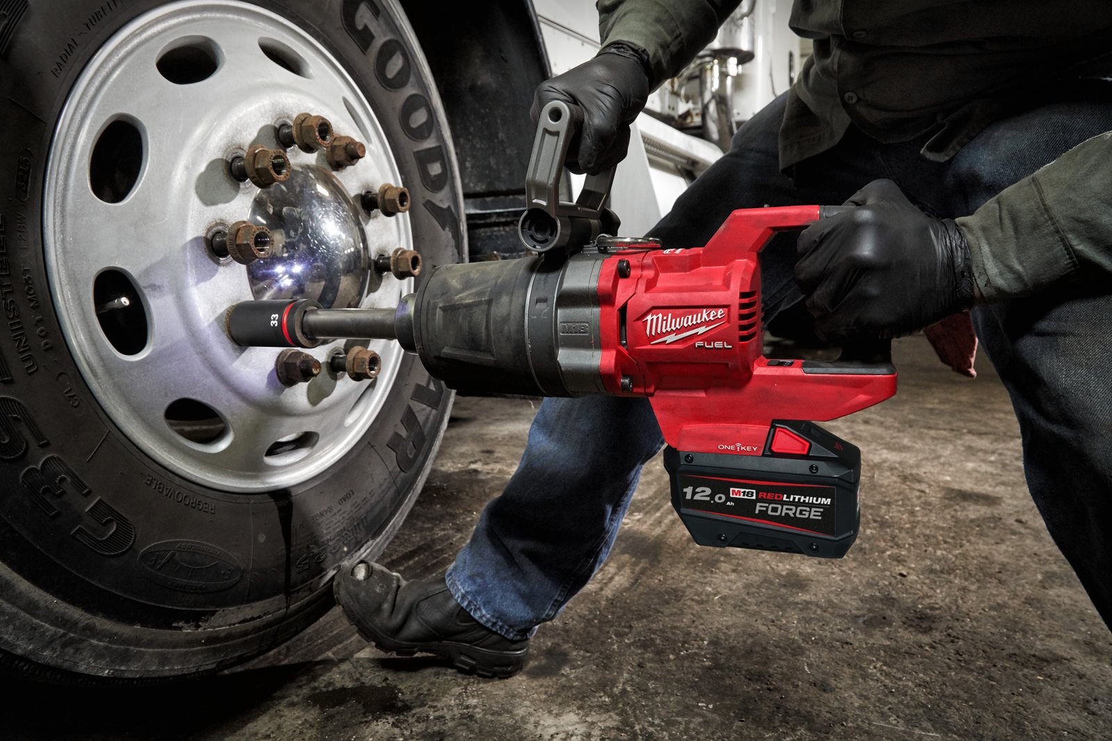 Cheie de impact 1" ONE-KEY M18 FUEL cu mâner-D, cuplu ridicat, inel de fixare și gât lung Milwaukee M18 ONEFHIWF1D-0C 4933471755 - in utilizare 3