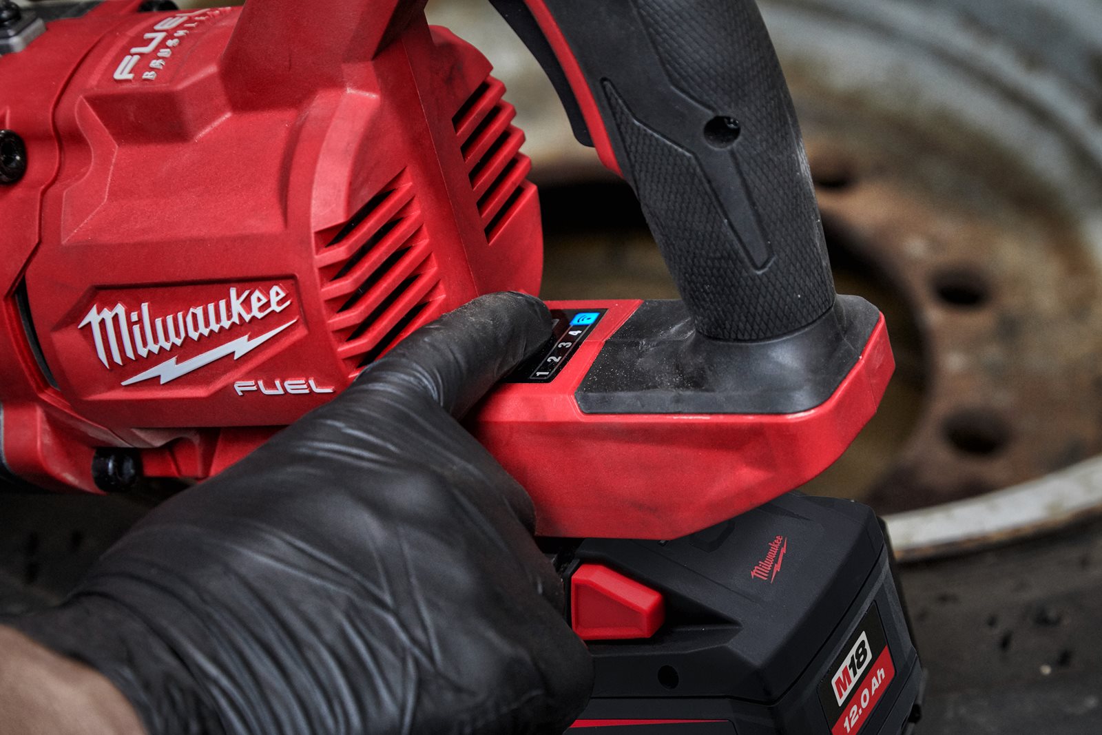 Cheie de impact 1" ONE-KEY M18 FUEL cu mâner-D, cuplu ridicat, inel de fixare și gât lung Milwaukee M18 ONEFHIWF1D-0C 4933471755 - in utilizare 4