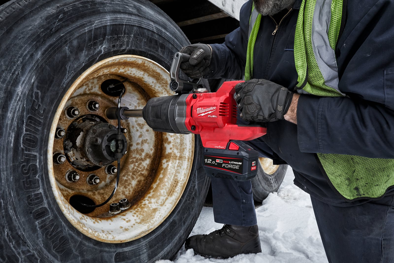 Cheie de impact 1" ONE-KEY M18 FUEL cu mâner-D, cuplu ridicat, inel de fixare și gât lung Milwaukee M18 ONEFHIWF1D-0C 4933471755 - in utilizare 6