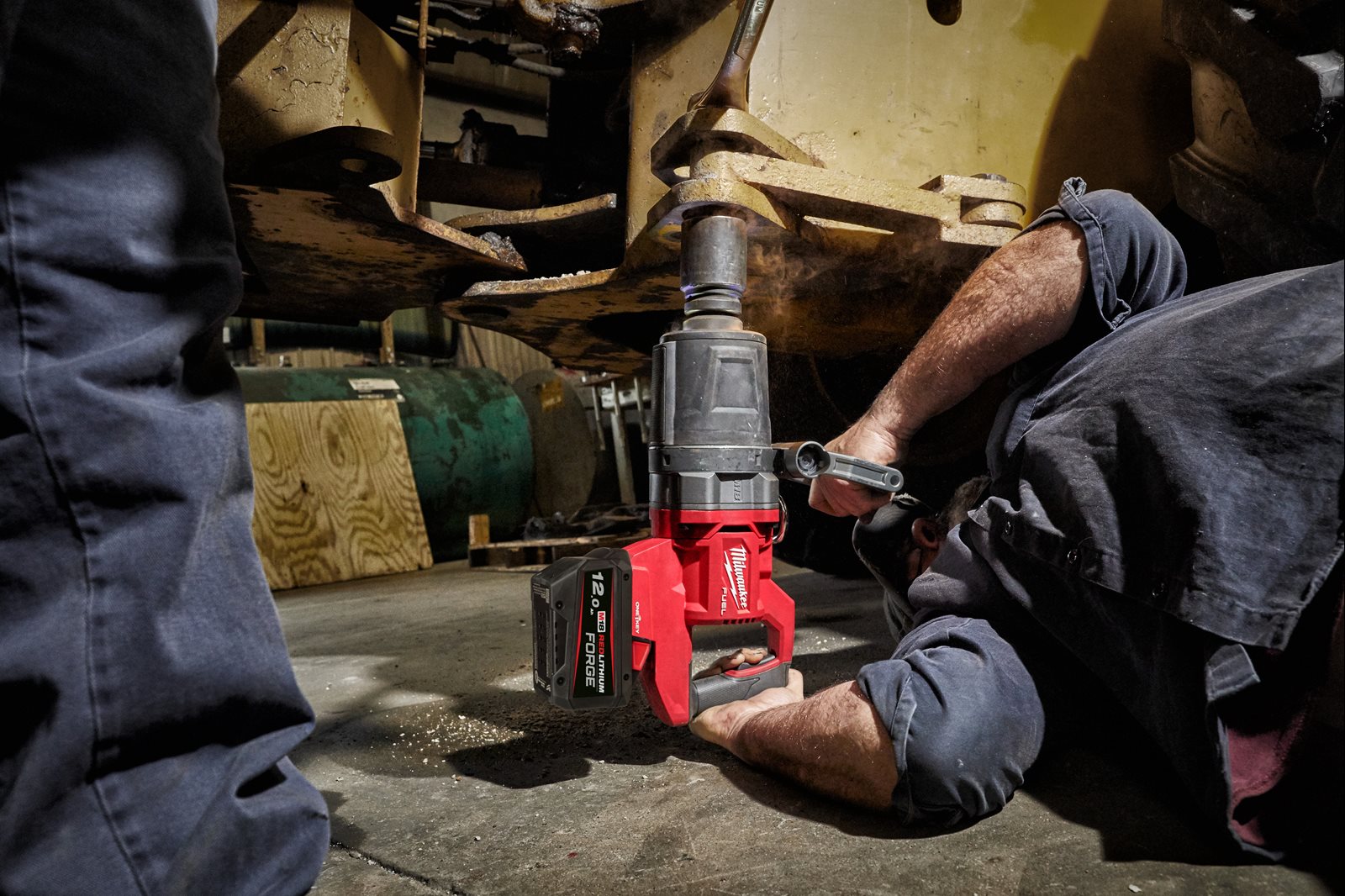 Cheie de impact 1" ONE-KEY M18 FUEL cu mâner-D, cuplu ridicat și inel de fixare Milwaukee M18 ONEFHIWF1DS-0C 4933472071 - in utilizare 5