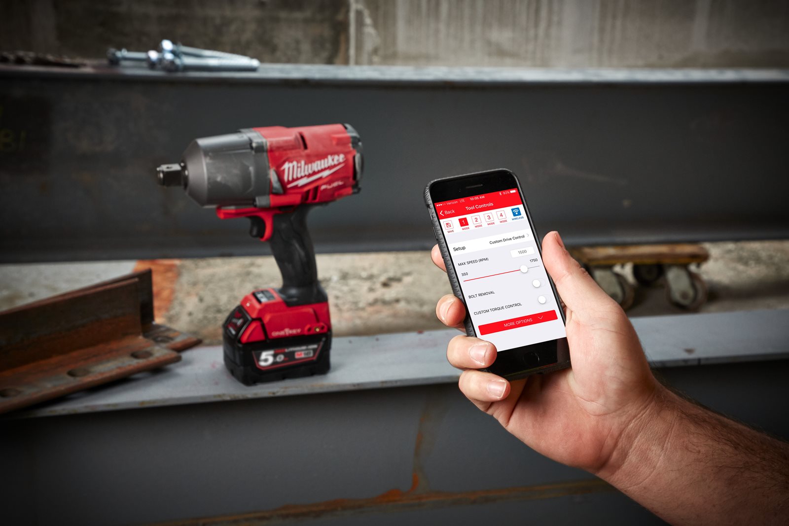 Cheie de impact 3/4" ONE-KEY M18 FUEL, cuplu ridicat și inel de fixare Milwaukee M18 ONEFHIWF34-0X 4933459729 - in utilizare 1
