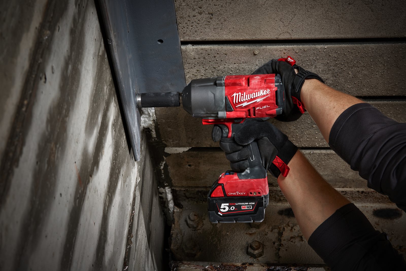 Cheie de impact 3/4" ONE-KEY M18 FUEL, cuplu ridicat și inel de fixare Milwaukee M18 ONEFHIWF34-0X 4933459729 - in utilizare 2