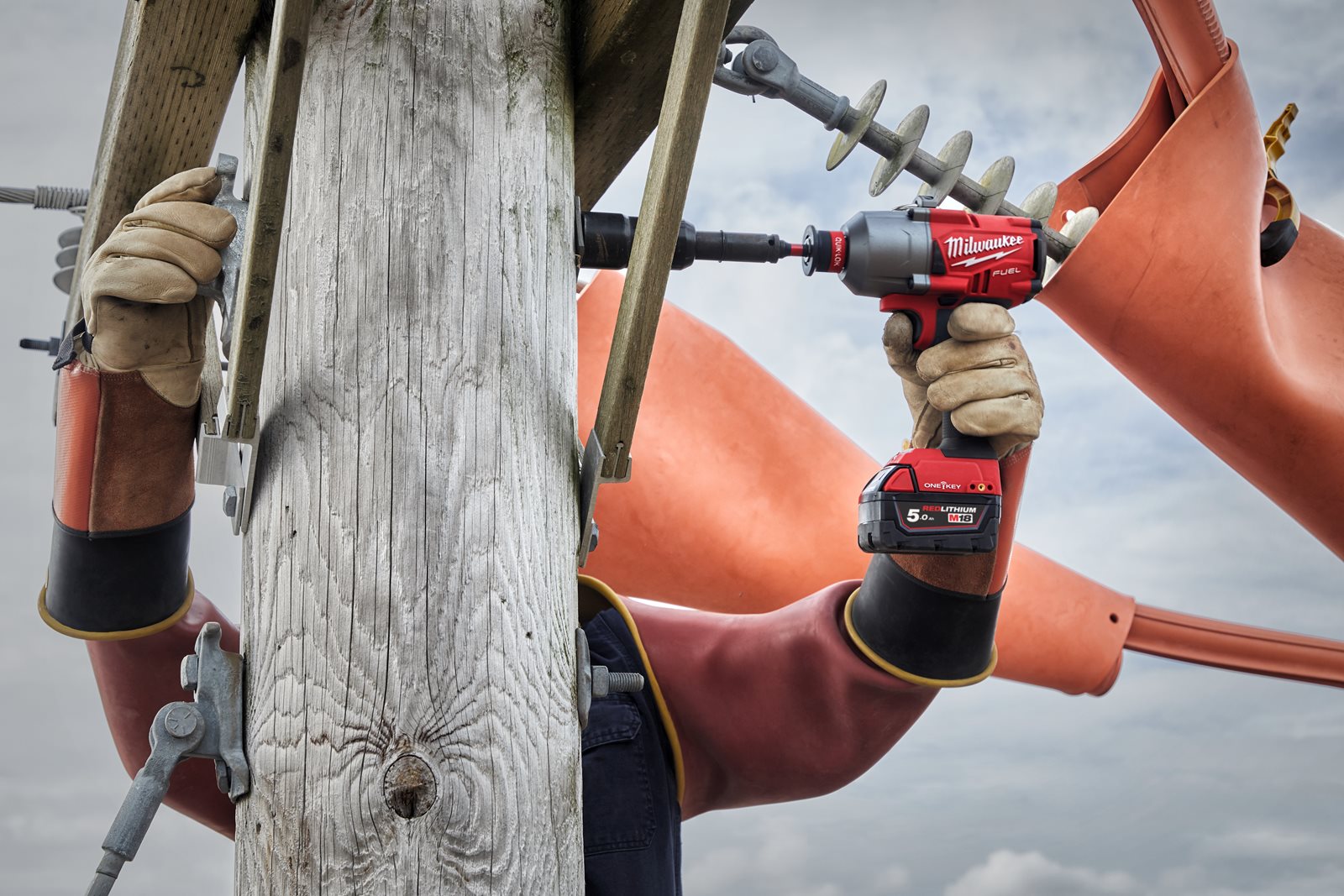 Cheie de impact 7/16"Hex ONE-KEY M18 FUEL și cuplu ridicat Milwaukee M18 ONEFHIWH716-0X - in utilizare 2