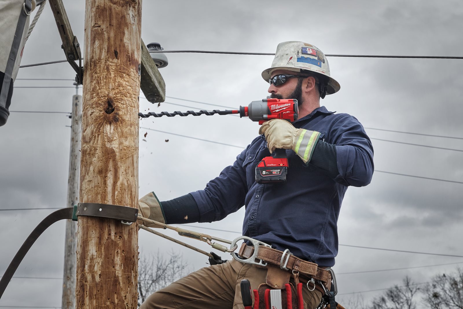 Cheie de impact 7/16"Hex ONE-KEY M18 FUEL și cuplu ridicat Milwaukee M18 ONEFHIWH716-0X - in utilizare 6