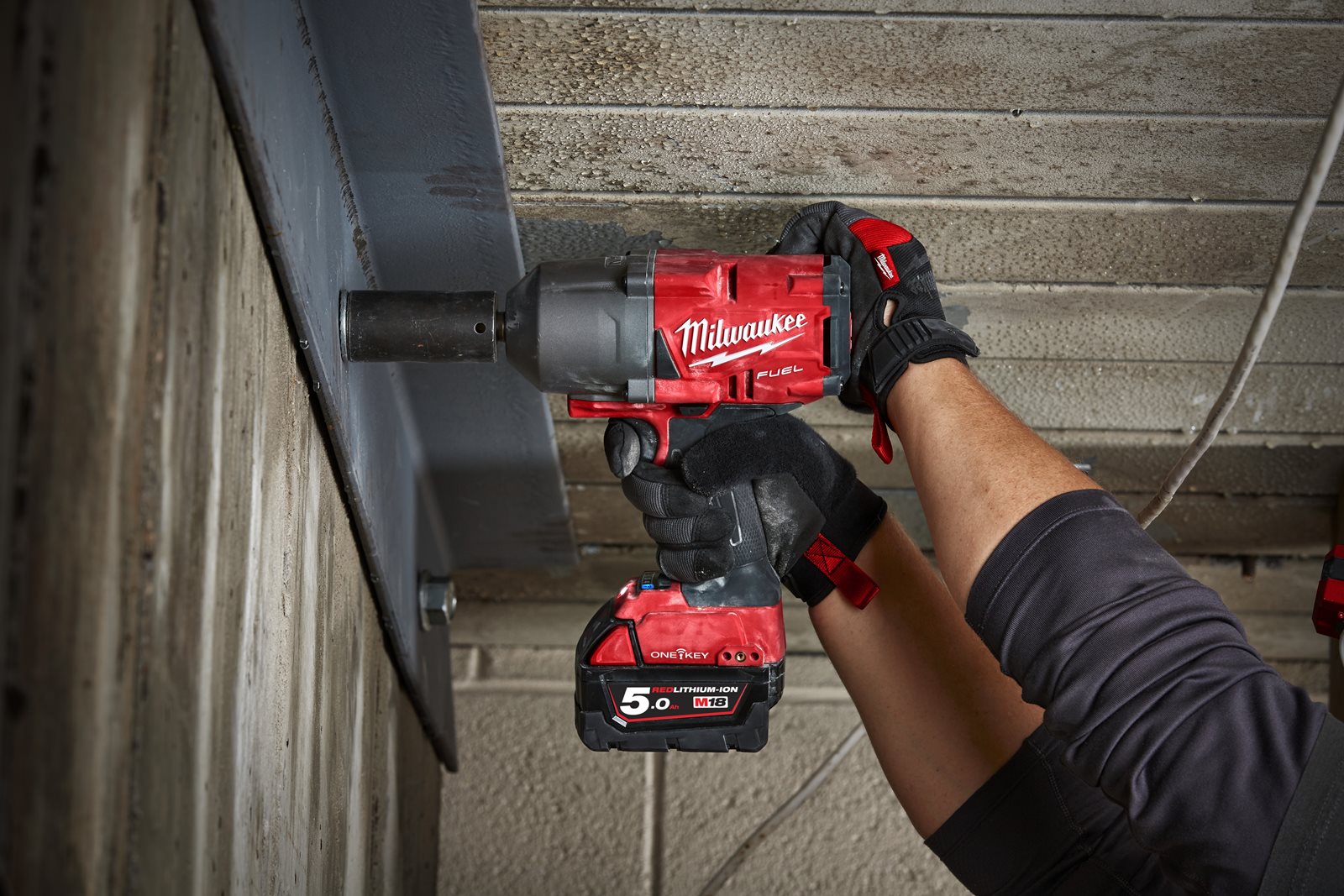 Cheie de impact 1/2" ONE-KEY M18 FUEL, cuplu ridicat și pin de blocare Milwaukee M18 ONEFHIWP12-0X 4933459724 - in utilizare 1