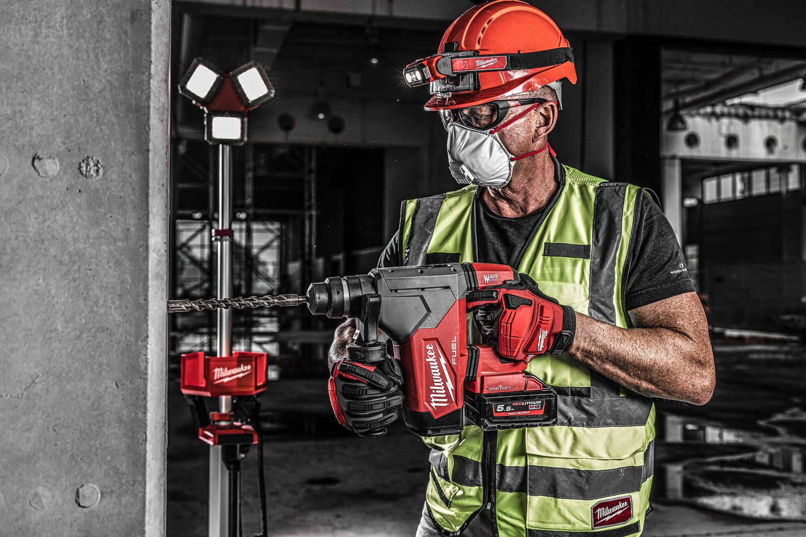 Ciocan rotopercutor SDS-Plus 32 mm cu 4 funcții M18 FUEL cu ONE-KEY Milwaukee M18 ONEFHP-0X - in utilizare 1