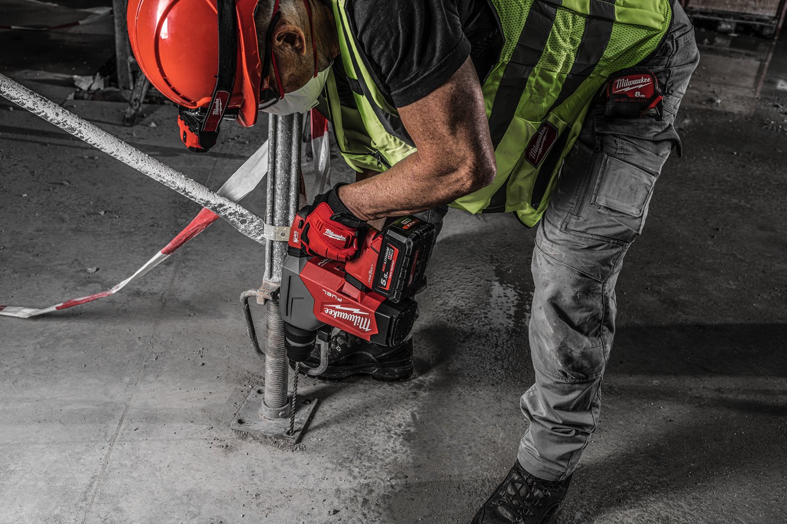 Ciocan rotopercutor SDS-Plus 32 mm cu 4 funcții M18 FUEL cu ONE-KEY Milwaukee M18 ONEFHP-0X - in utilizare 10