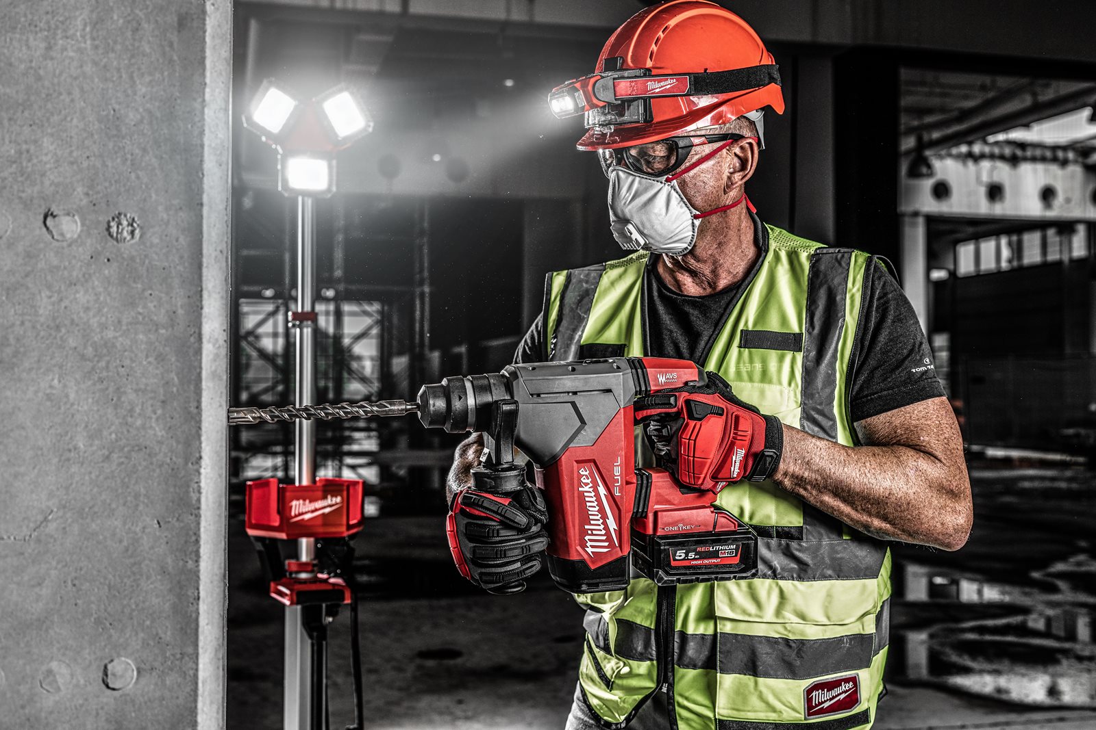 Ciocan rotopercutor SDS-Plus 32 mm cu 4 funcții M18 FUEL cu ONE-KEY Milwaukee M18 ONEFHP-0X - in utilizare 11