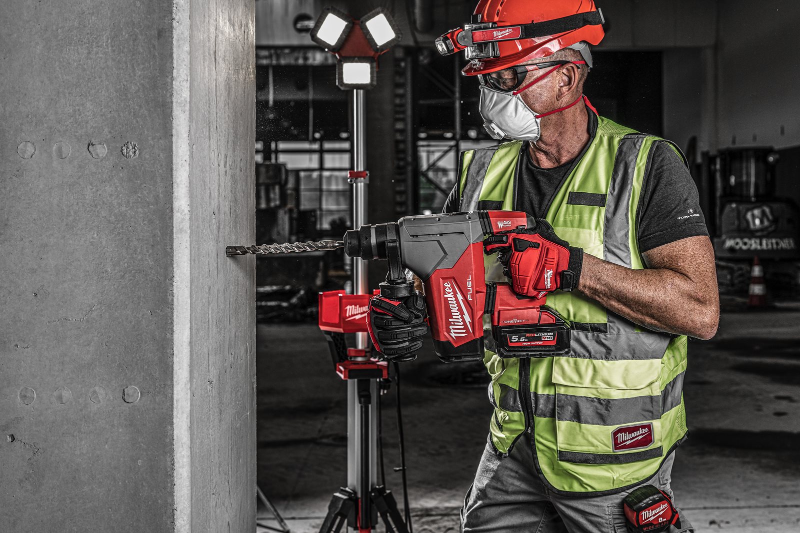 Ciocan rotopercutor SDS-Plus 32 mm cu 4 funcții M18 FUEL cu ONE-KEY Milwaukee M18 ONEFHP-0X - in utilizare 2