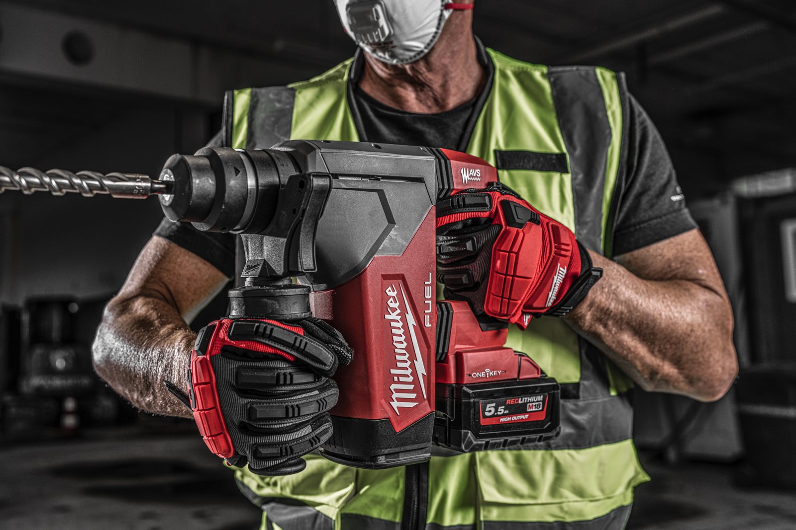 Ciocan rotopercutor SDS-Plus 32 mm cu 4 funcții M18 FUEL cu ONE-KEY Milwaukee M18 ONEFHP-0X - in utilizare 3