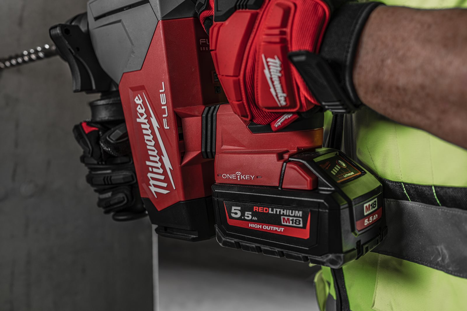 Ciocan rotopercutor SDS-Plus 32 mm cu 4 funcții M18 FUEL cu ONE-KEY Milwaukee M18 ONEFHP-0X - in utilizare 6