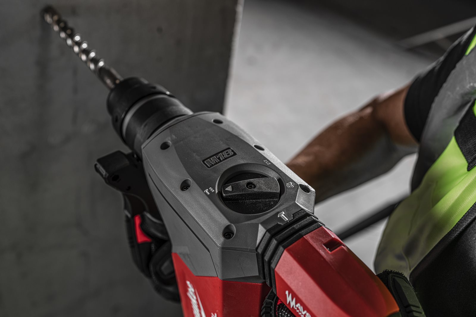 Ciocan rotopercutor SDS-Plus 32 mm cu 4 funcții M18 FUEL cu ONE-KEY Milwaukee M18 ONEFHP-0X - in utilizare 7