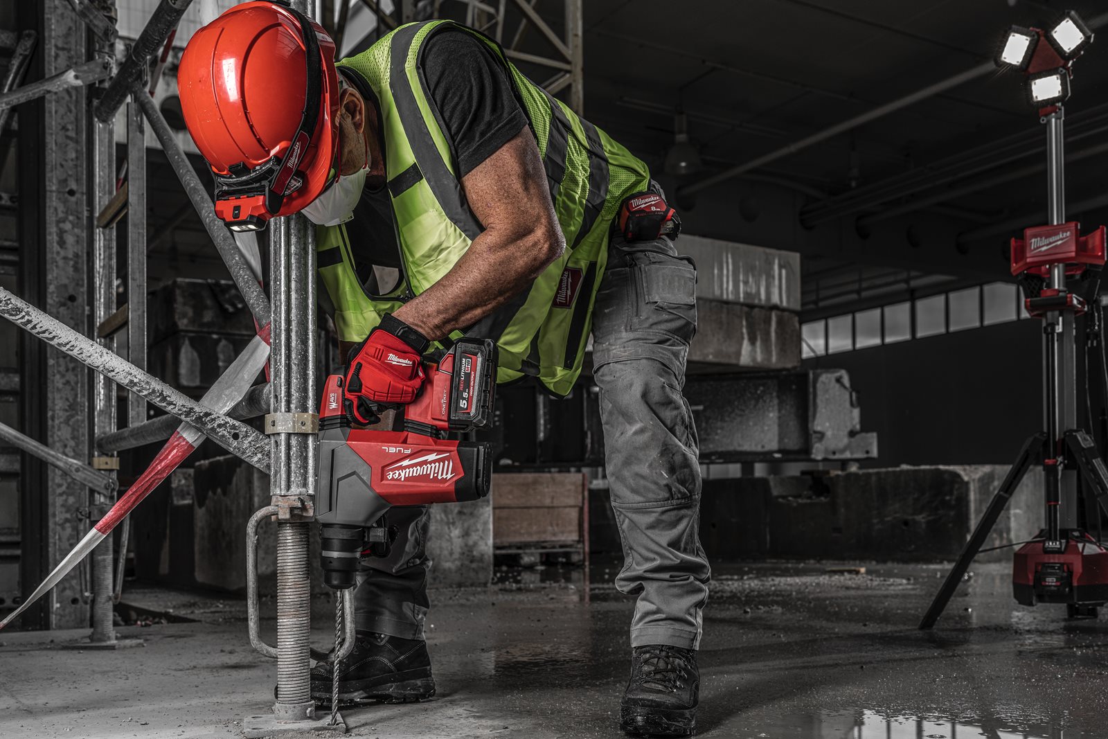 Ciocan rotopercutor SDS-Plus 32 mm cu 4 funcții M18 FUEL cu ONE-KEY Milwaukee M18 ONEFHP-0X - in utilizare 8