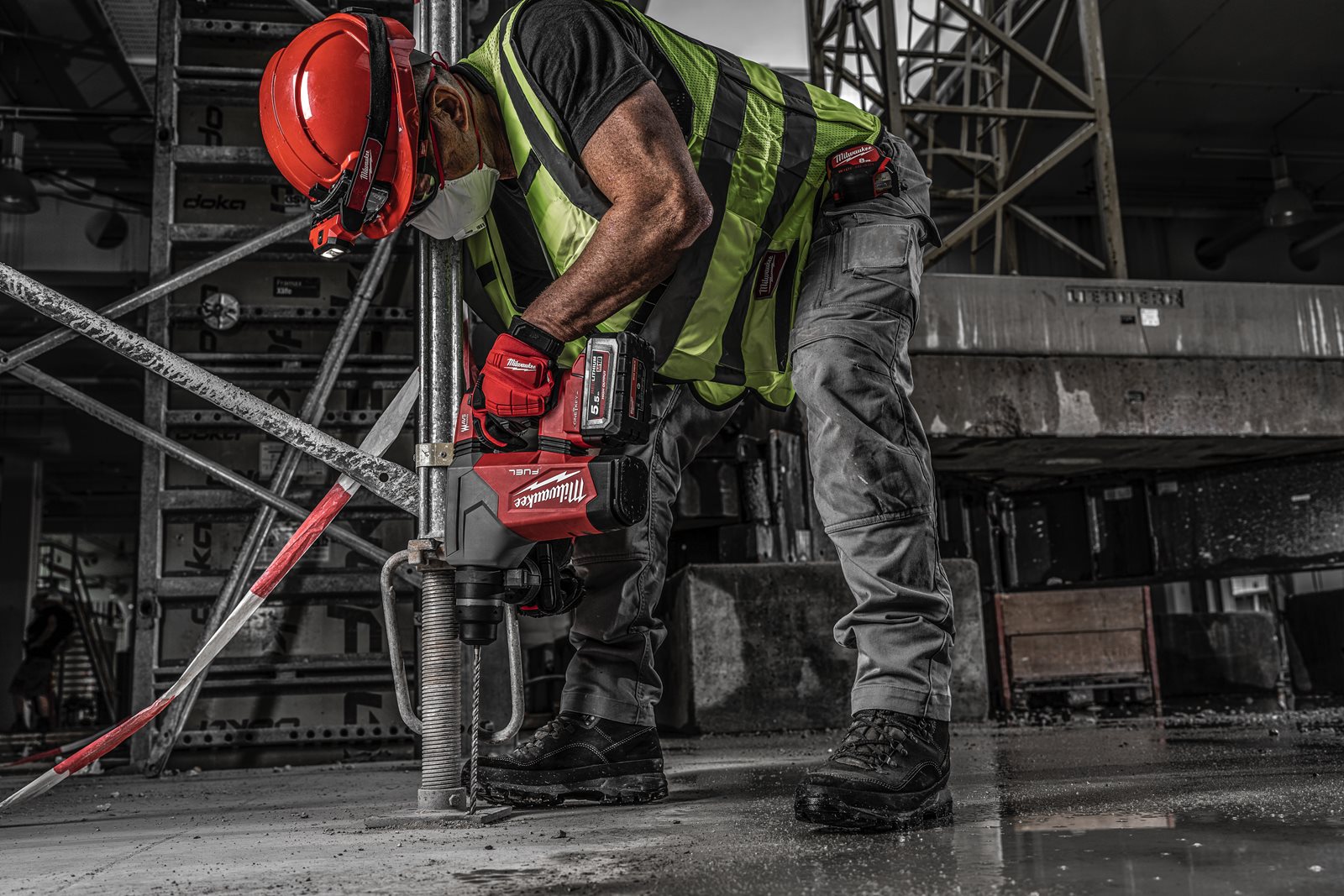 Ciocan rotopercutor SDS-Plus 32 mm cu 4 funcții M18 FUEL cu ONE-KEY Milwaukee M18 ONEFHP-0X - in utilizare 9
