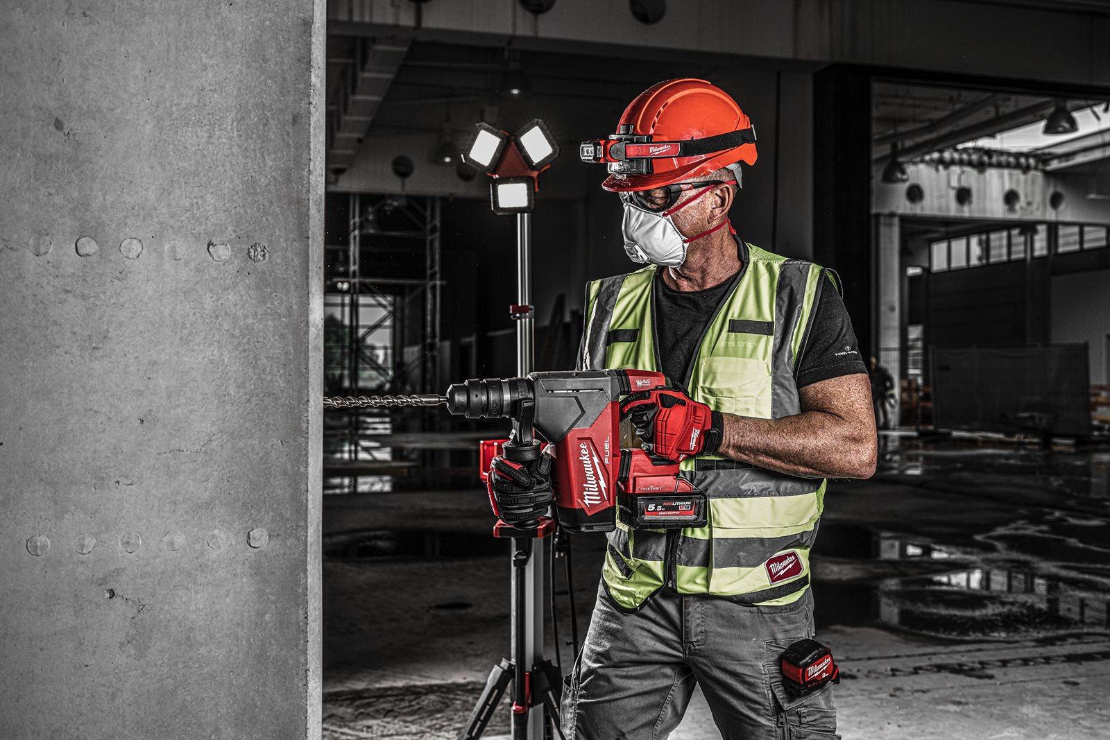 Ciocan rotopercutor SDS-Plus 32 mm cu 4 funcții M18 FUEL cu ONE-KEY și mandrină FIXTEC Milwaukee M18 ONEFHPX-0X 4933478495 - in utilizare 1
