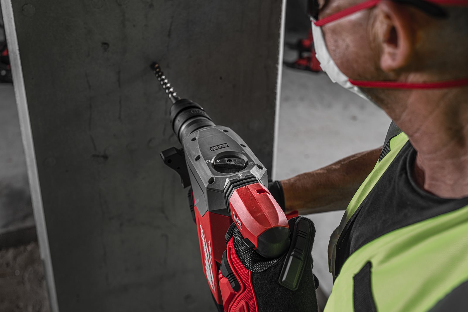 Ciocan rotopercutor SDS-Plus 32 mm cu 4 funcții M18 FUEL cu ONE-KEY și mandrină FIXTEC Milwaukee M18 ONEFHPX-0X 4933478495 - in utilizare 2