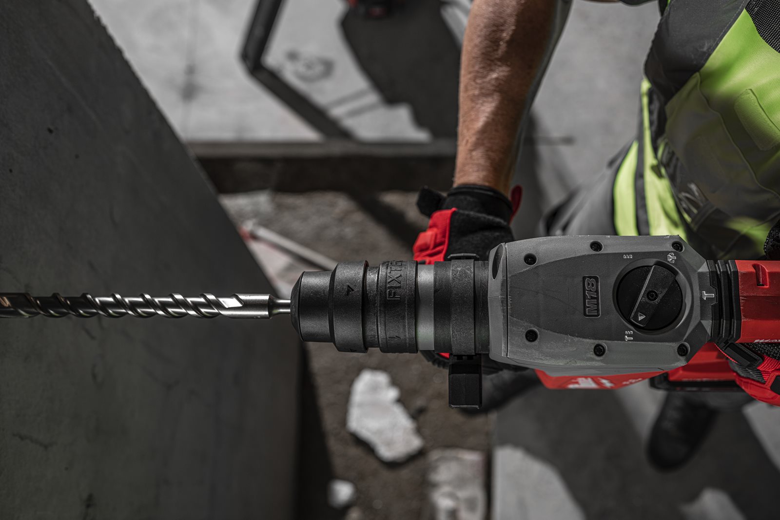 Ciocan rotopercutor SDS-Plus 32 mm cu 4 funcții M18 FUEL cu ONE-KEY și mandrină FIXTEC Milwaukee M18 ONEFHPX-0X 4933478495 - in utilizare 4