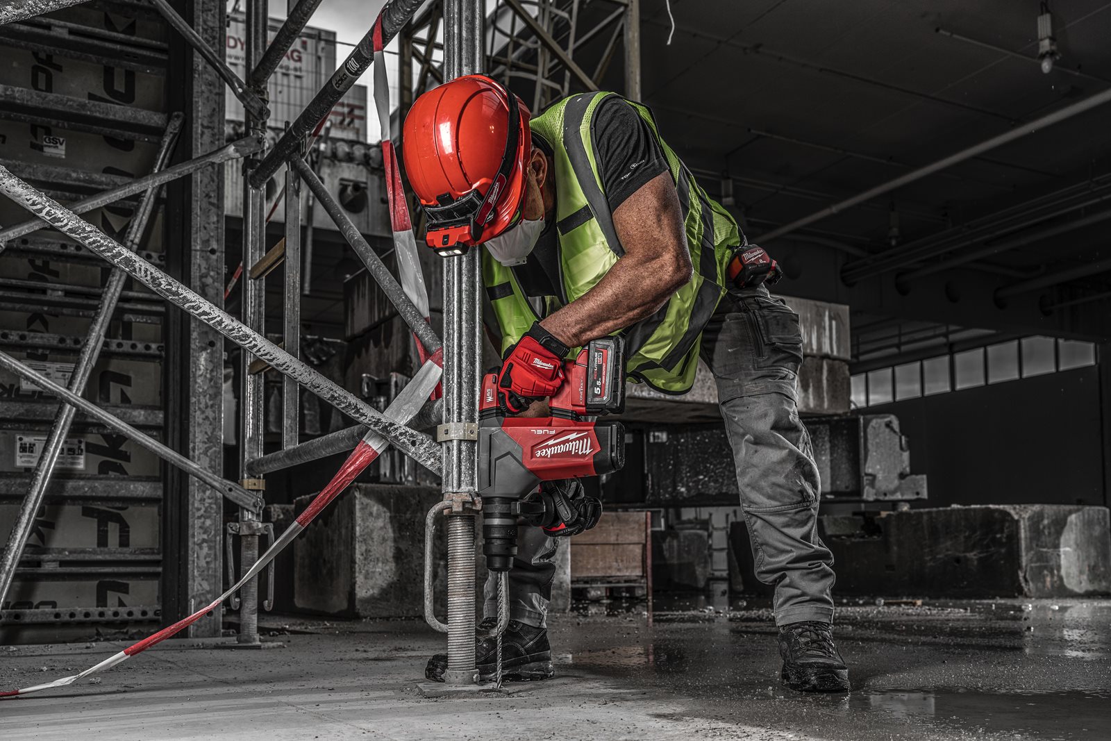 Ciocan rotopercutor SDS-Plus 32 mm cu 4 funcții M18 FUEL cu ONE-KEY și mandrină FIXTEC Milwaukee M18 ONEFHPX-0X 4933478495 - in utilizare 3