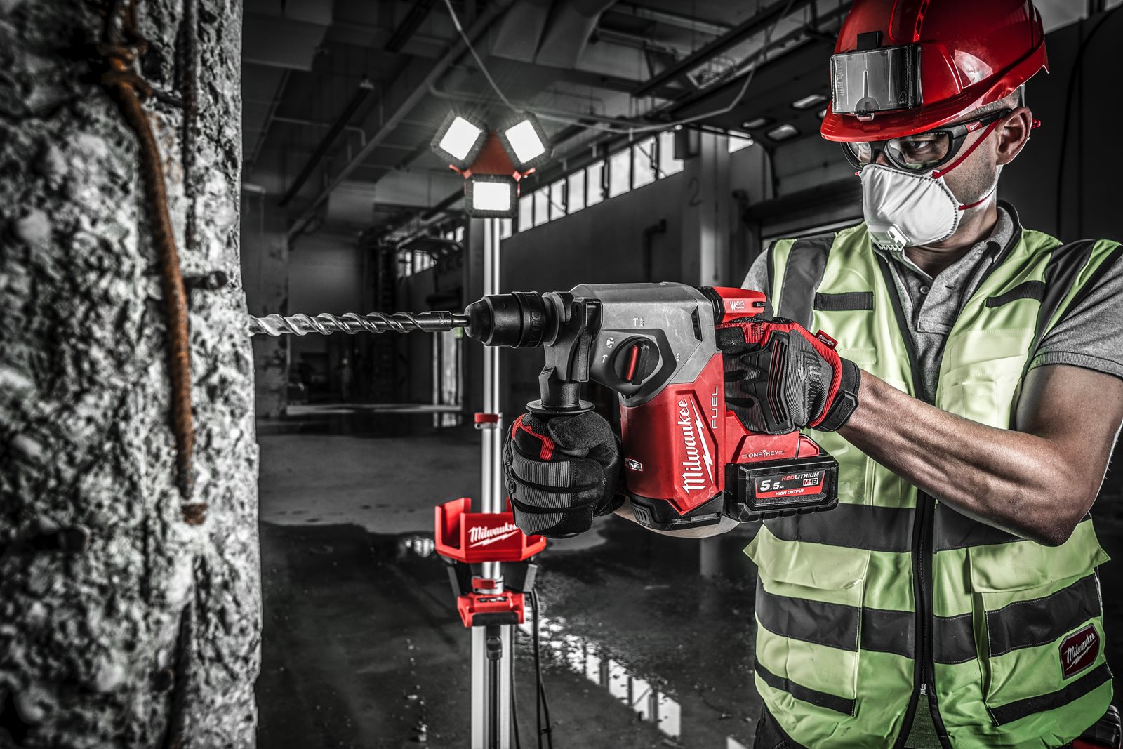 Ciocan rotopercutor SDS-Plus 26 mm cu 4 funcții și mandrină FIXTEC ONE-KEY M18 FUEL Milwaukee M18 ONEFHX-0 4933478502 - in utilizare 1