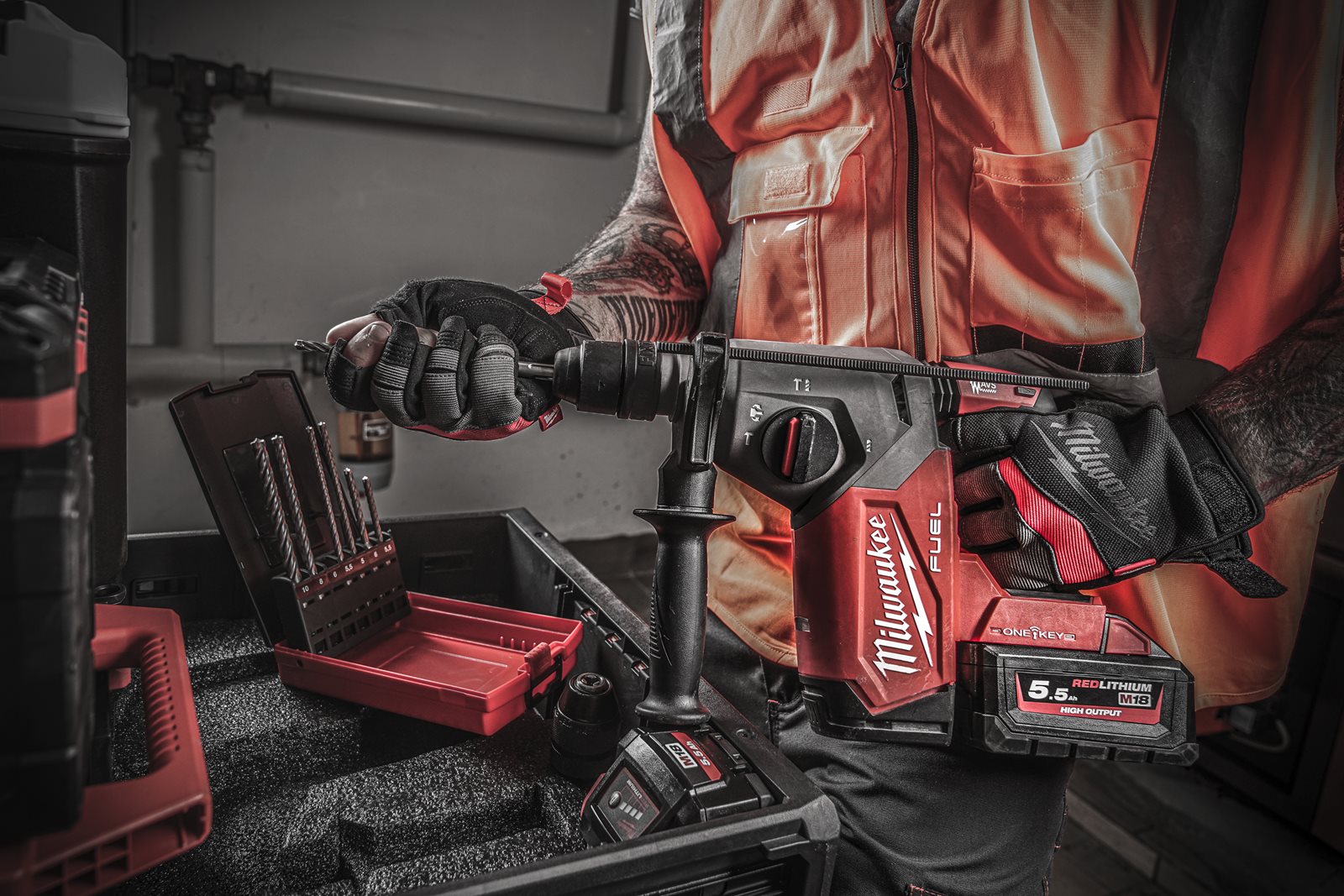 Ciocan rotopercutor SDS-Plus 26 mm cu 4 funcții și mandrină FIXTEC ONE-KEY M18 FUEL Milwaukee M18 ONEFHX-0 4933478502 - in utilizare 10