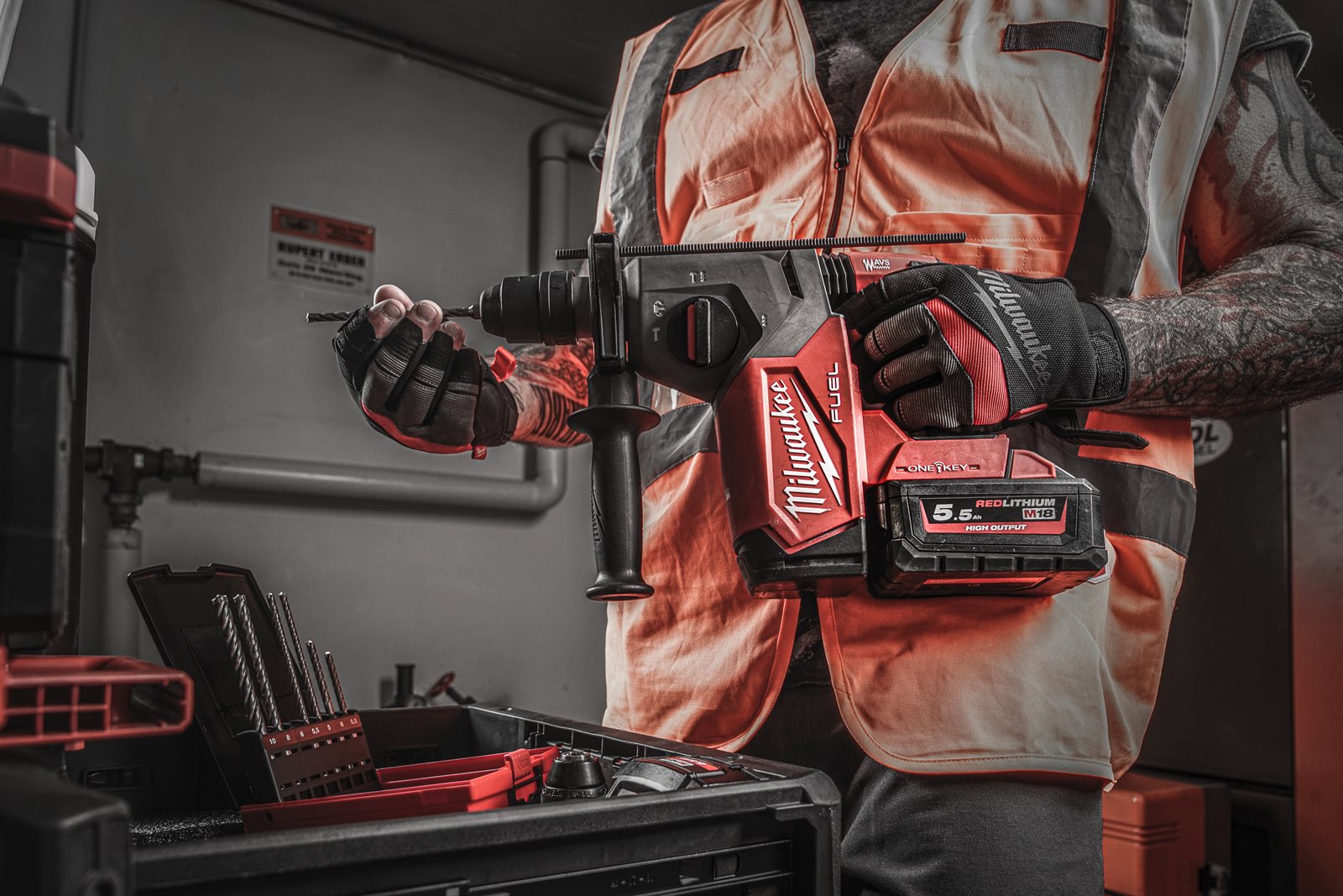Ciocan rotopercutor SDS-Plus 26 mm cu 4 funcții și mandrină FIXTEC ONE-KEY M18 FUEL Milwaukee M18 ONEFHX-0 4933478502 - in utilizare 11