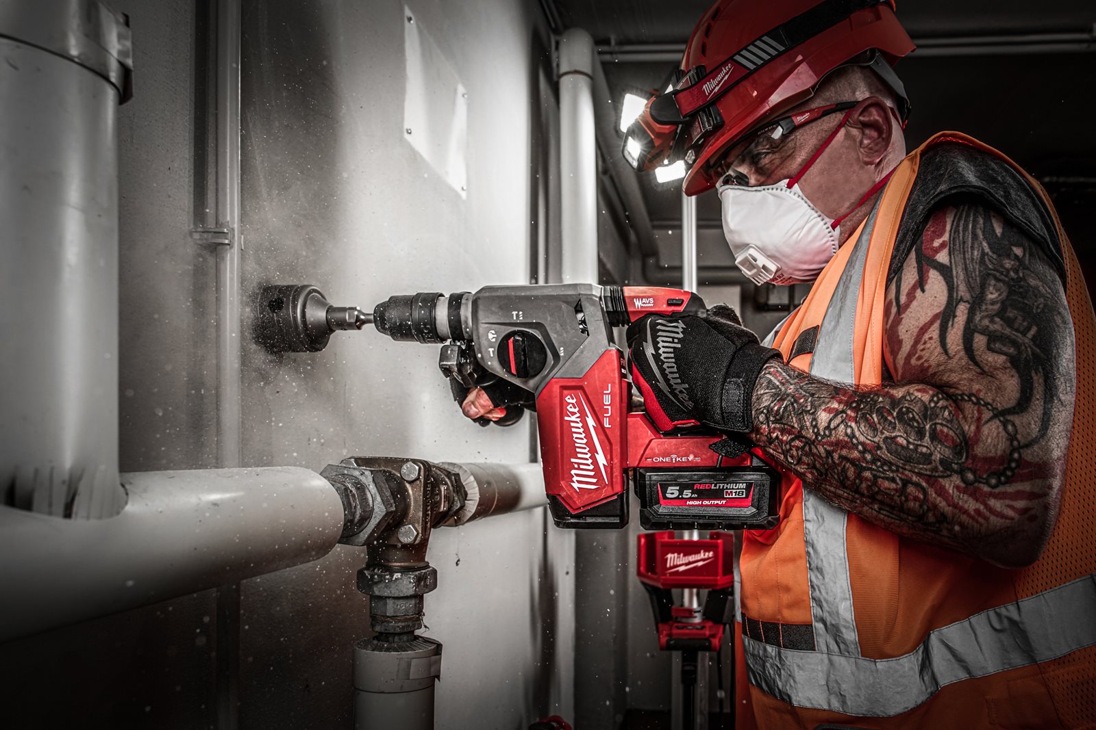 Ciocan rotopercutor SDS-Plus 26 mm cu 4 funcții și mandrină FIXTEC ONE-KEY M18 FUEL Milwaukee M18 ONEFHX-0 4933478502 - in utilizare 12