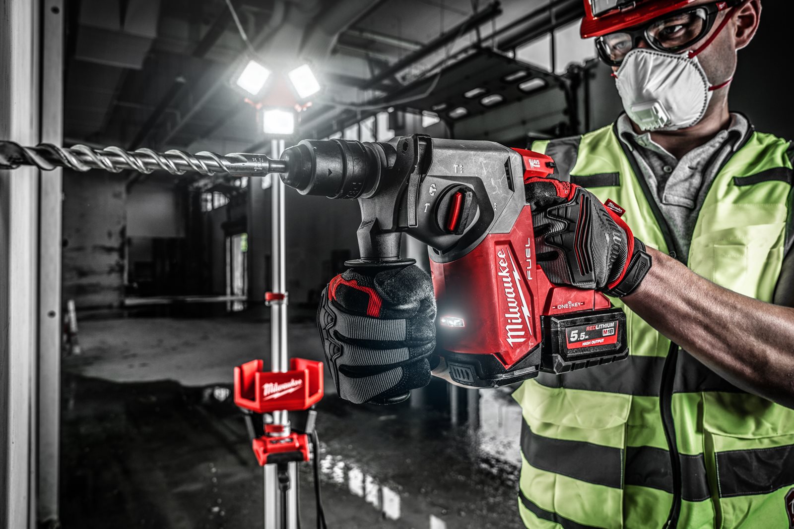 Ciocan rotopercutor SDS-Plus 26 mm cu 4 funcții și mandrină FIXTEC ONE-KEY M18 FUEL Milwaukee M18 ONEFHX-0 4933478502 - in utilizare 13