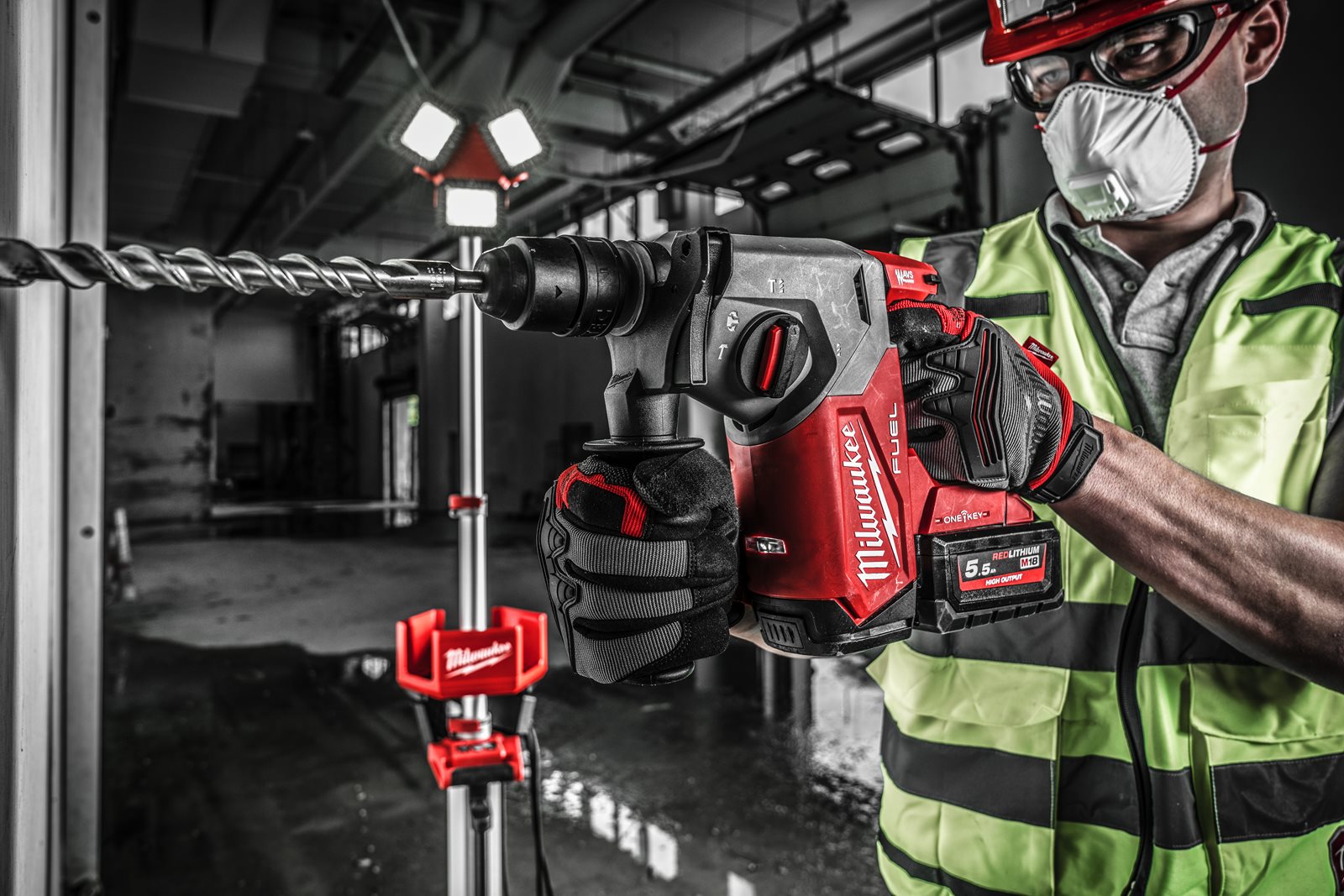 Ciocan rotopercutor SDS-Plus 26 mm cu 4 funcții și mandrină FIXTEC ONE-KEY M18 FUEL Milwaukee M18 ONEFHX-0 4933478502 - in utilizare 2