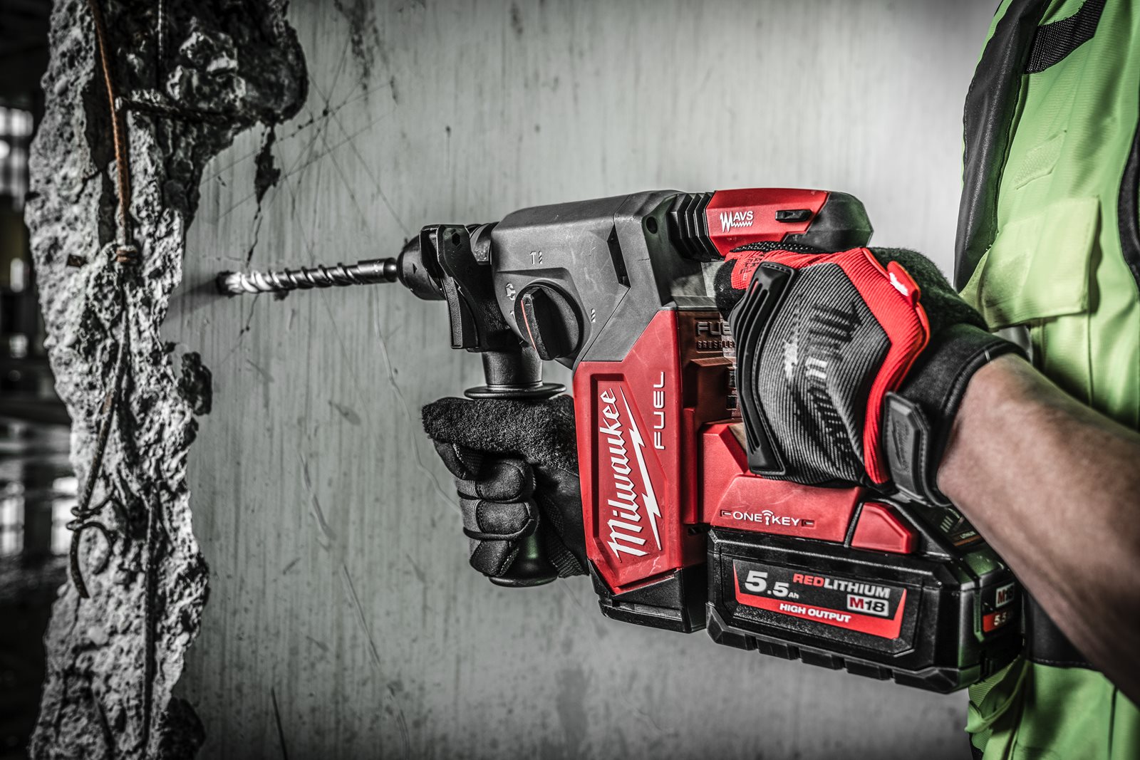 Ciocan rotopercutor SDS-Plus 26 mm cu 4 funcții și mandrină FIXTEC ONE-KEY M18 FUEL Milwaukee M18 ONEFHX-0 4933478502 - in utilizare 3