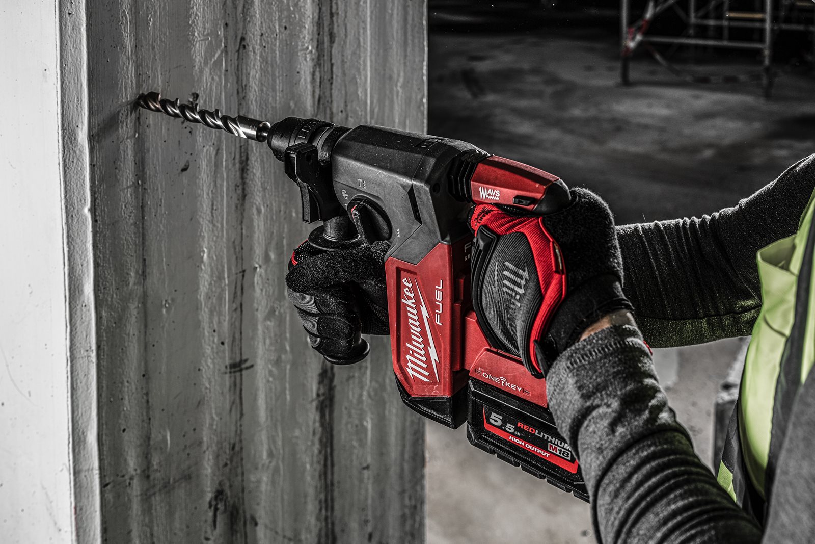 Ciocan rotopercutor SDS-Plus 26 mm cu 4 funcții și mandrină FIXTEC ONE-KEY M18 FUEL Milwaukee M18 ONEFHX-0 4933478502 - in utilizare 4