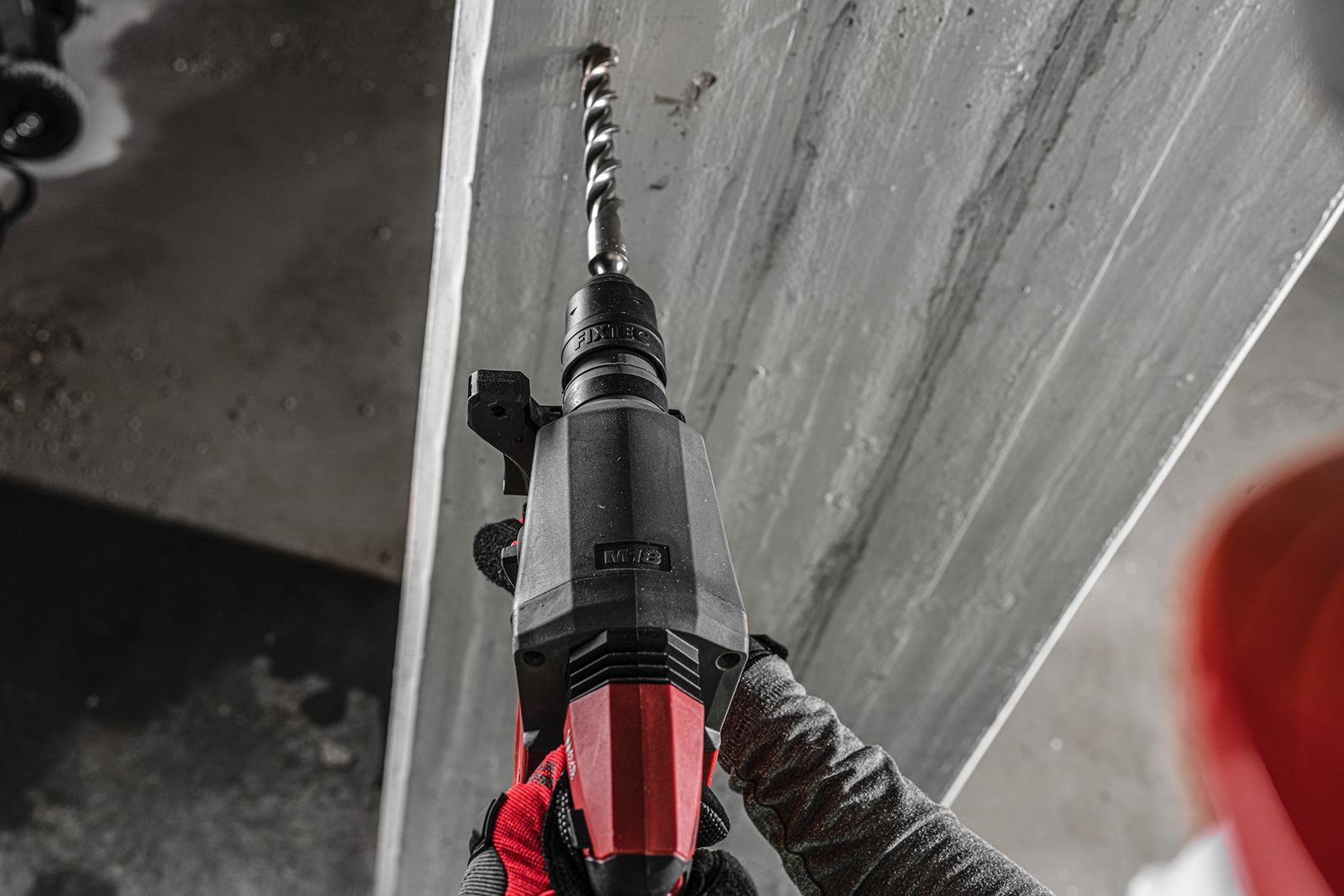 Ciocan rotopercutor SDS-Plus 26 mm cu 4 funcții și mandrină FIXTEC ONE-KEY M18 FUEL Milwaukee M18 ONEFHX-0 4933478502 - in utilizare 5